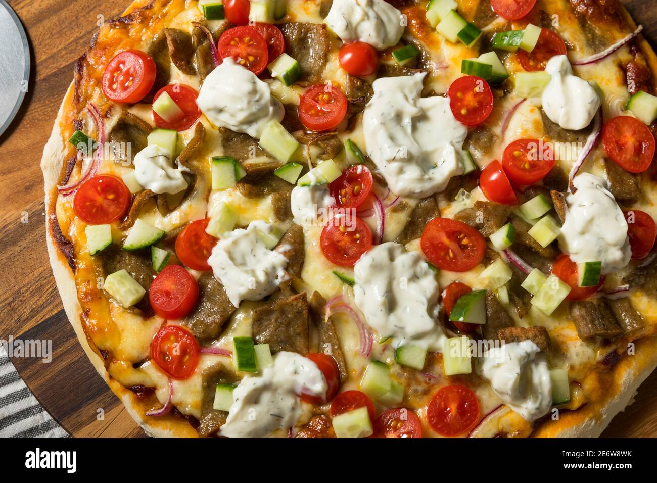 Pizza gyro greca fatta in casa con salsa Tzatziki Foto Stock