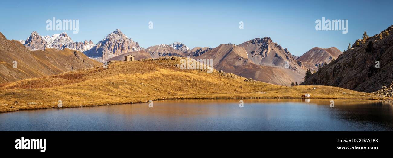 Francia, Alpi dell'alta Provenza, Parco nazionale del Mercantour, Haute-Ubaye, la cappella e il lago Lauzanier (2284 m) sul sentiero GR 5 - GR 56 Foto Stock