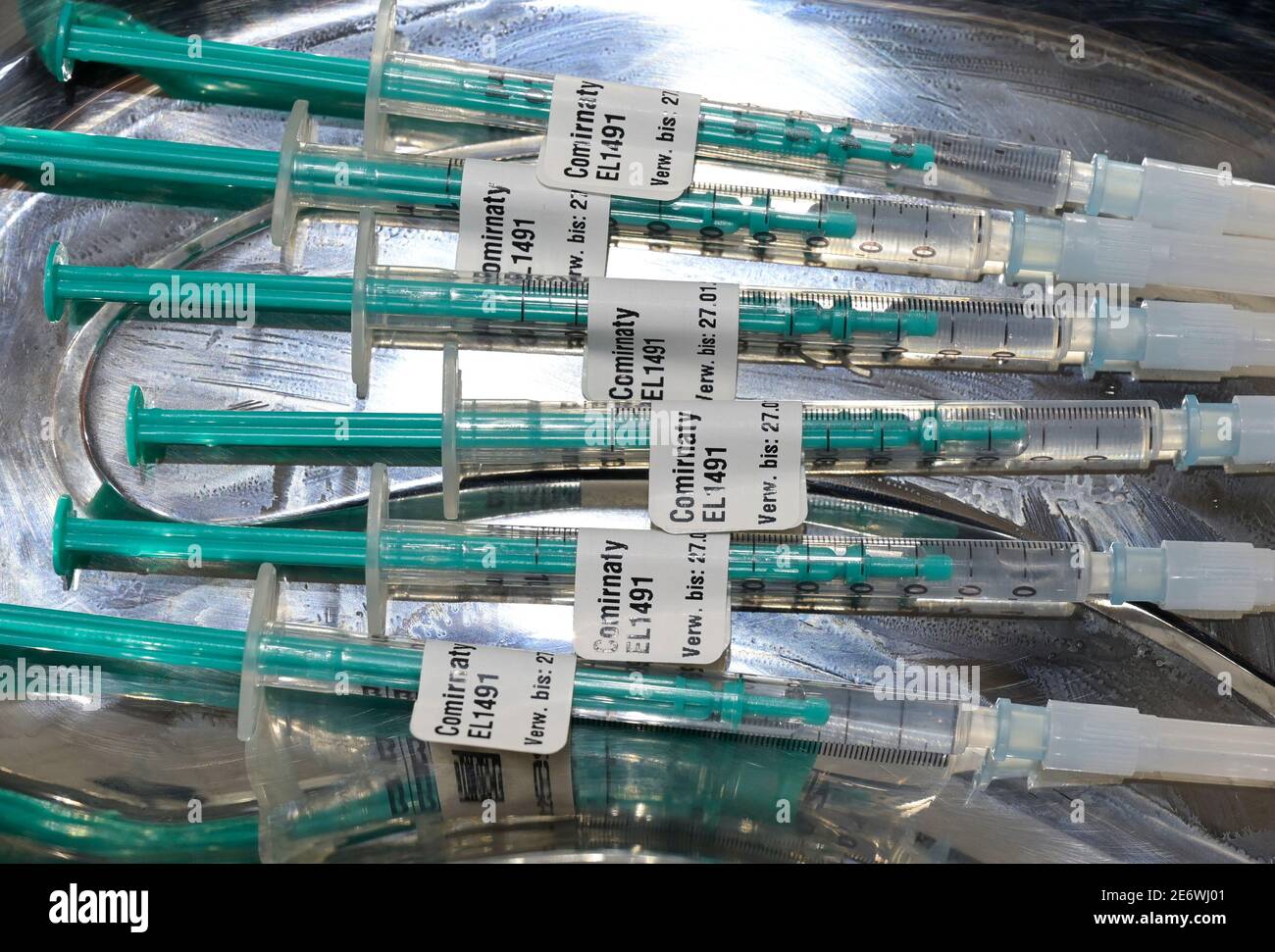 GERMANIA, Amburgo, pandemia corona, il più grande centro di vaccinazione in Germania, per un massimo di 7000 persone al giorno, preparazione del vaccino Comirnaty di Biontech Pfizer, un nuovo mRNA vac sviluppato, per vaccinare le persone anziane del gruppo ad alto rischio di età superiore a 80 anni - farmacologia vaccinologia moderna vacs vaccini vaccinali Foto Stock