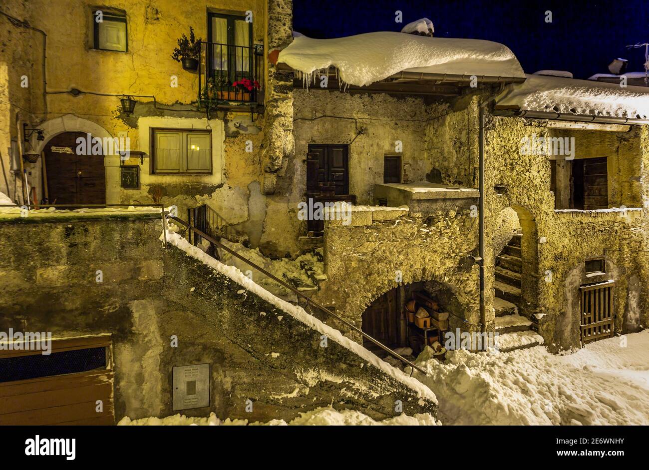 La città di Rocca Pia dopo una nevicata intensa illuminata dalle luci artificiali gialle.Roccapia, provincia di l'Aquila, Abruzzo, Italia, Europa Foto Stock