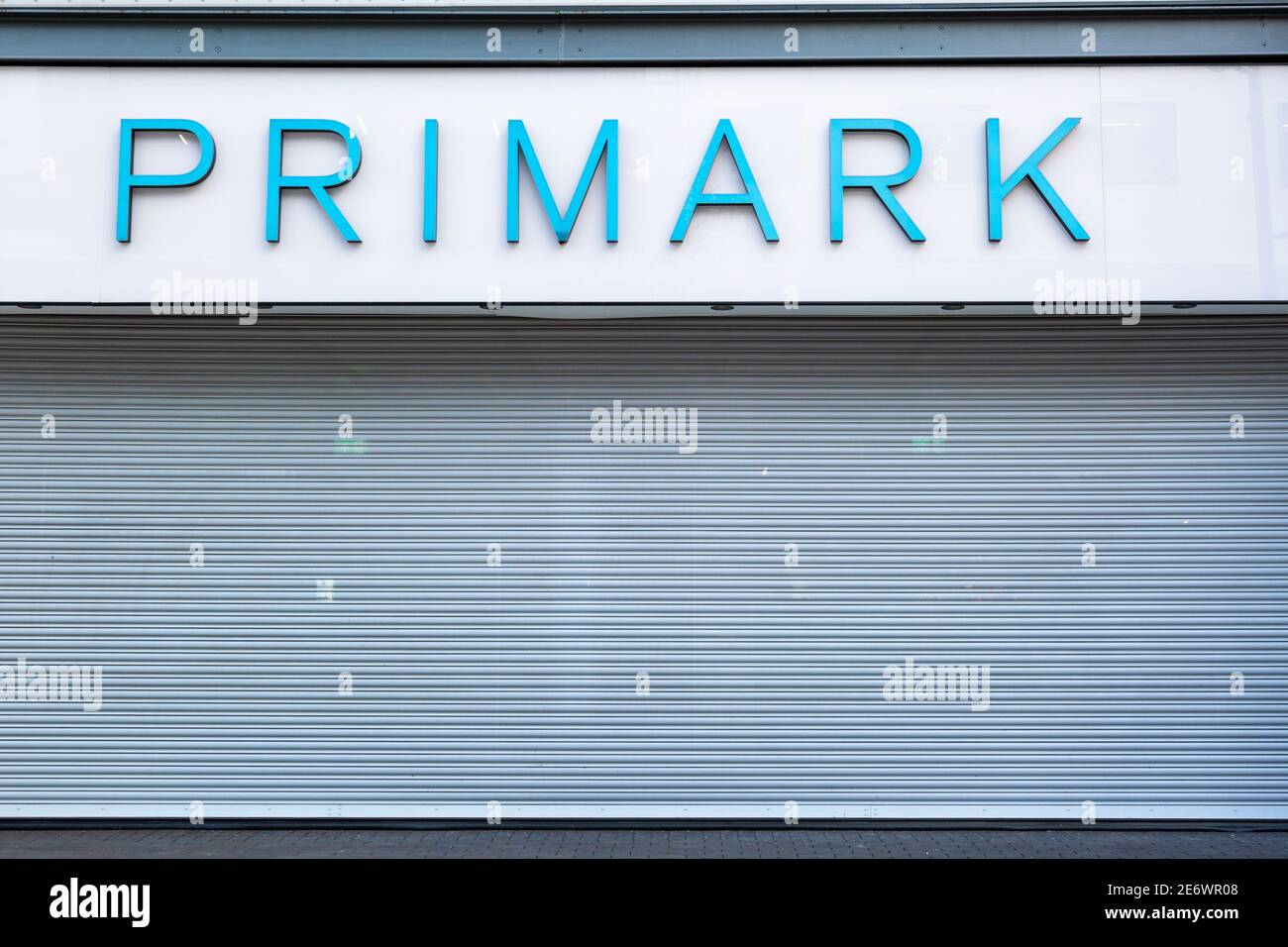 Il negozio Primark davanti con le persiane tirate verso il basso, chiuso a causa del coronavirus, Regno Unito Foto Stock