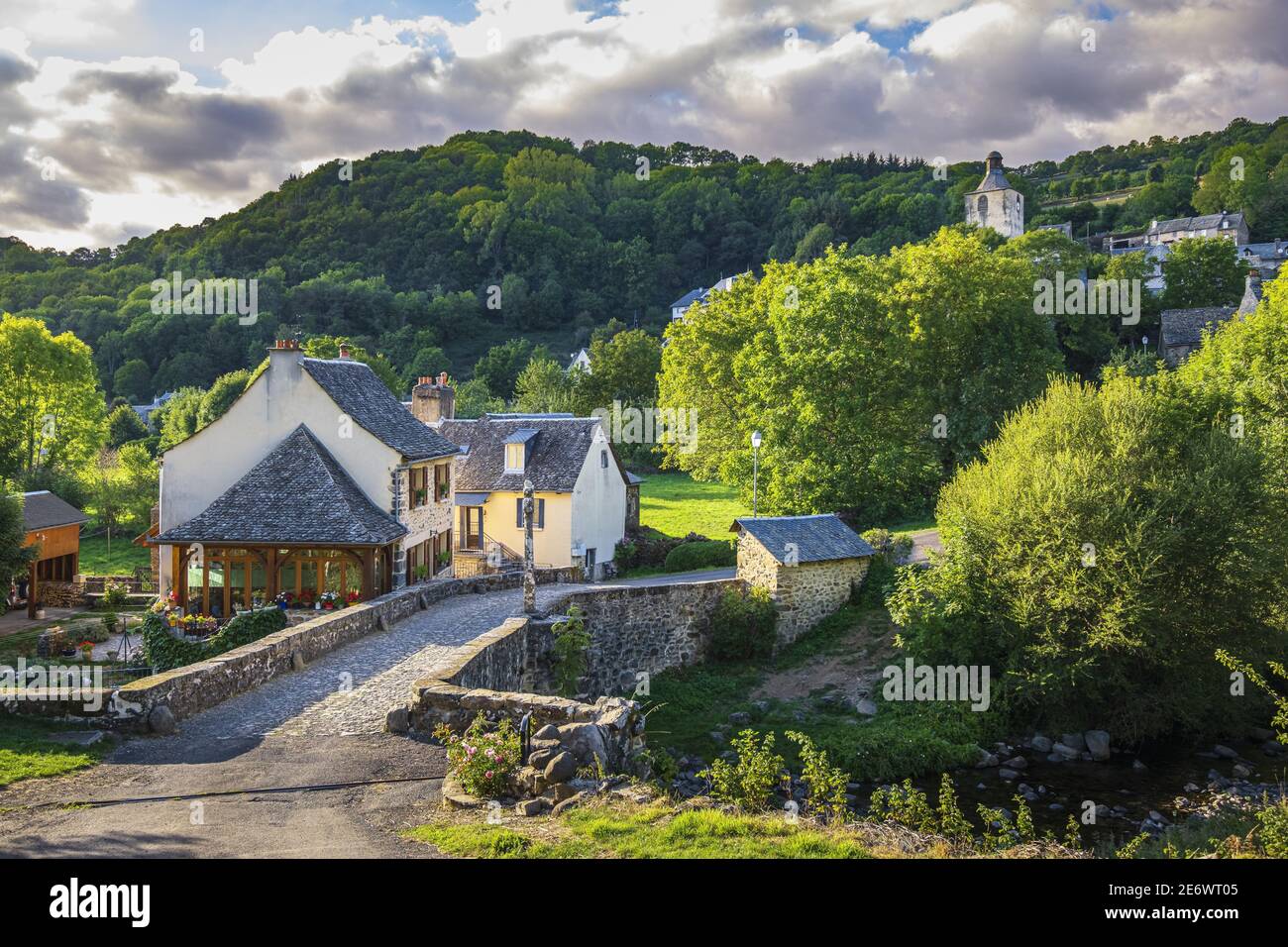 Francia, Aveyron, Aubrac Riserva Naturale Regionale, Saint-Chely-d'Aubrac sulla Via Podiensis, uno dei percorsi di pellegrinaggio a Santiago de Compostela o GR 65 (sito Patrimonio Mondiale dell'UNESCO), 14 ° secolo pellegrini Ponte sul fiume Boralde Foto Stock