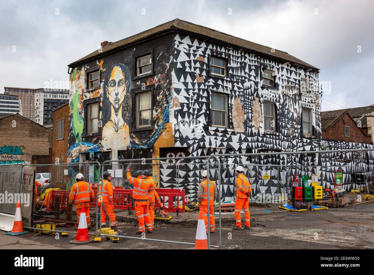 Vecchio edificio vicino ai lavori di costruzione di HS2, Digbeth, Birmingham. REGNO UNITO Foto Stock