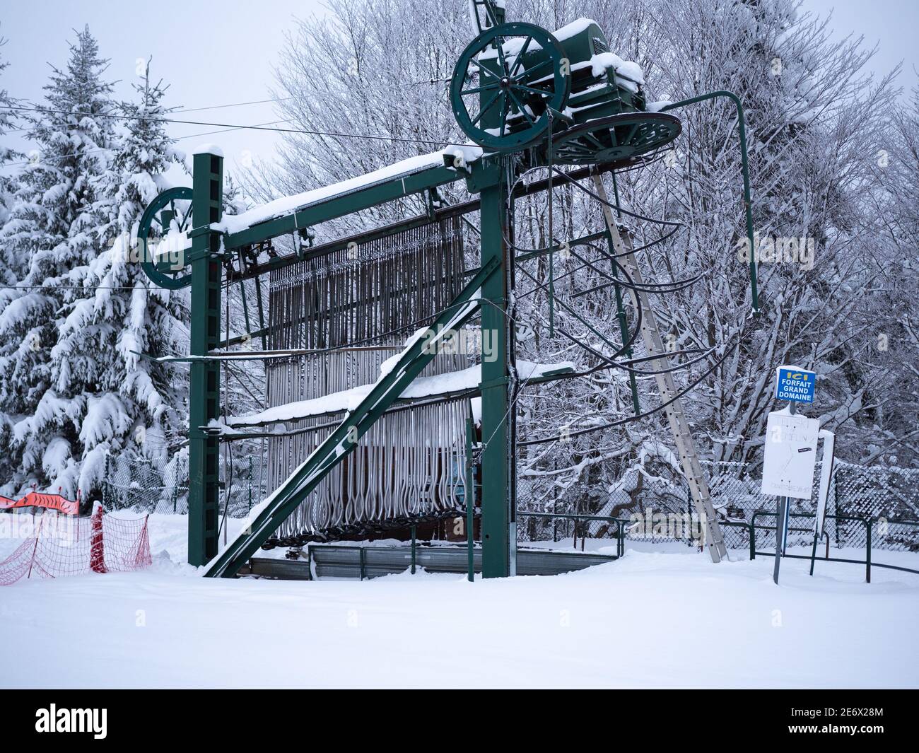 Il traino da sci non funziona in montagna. Foto Stock