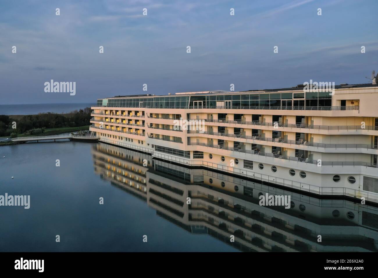 Francia, Morbihan (56), Gran Bretagna del Sud, Arzon, Porto di Crouesty, Miramar la Cigale Hotel , (veduta aerea) Foto Stock