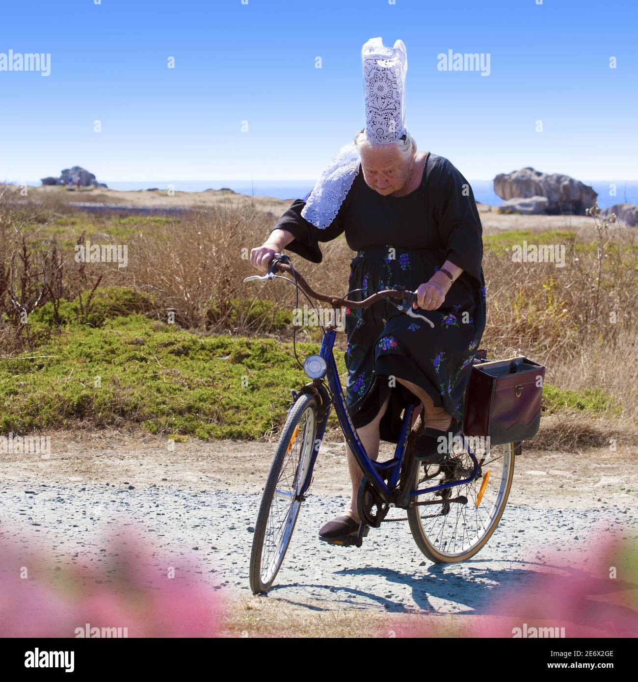 Francia, Finist?re (29), Penmarc'h, Pointe de Penmarc'h, Alexia et sa biciclette, la derni?re Bigoud?ne? porter r?guli?reement la coiffe Foto Stock