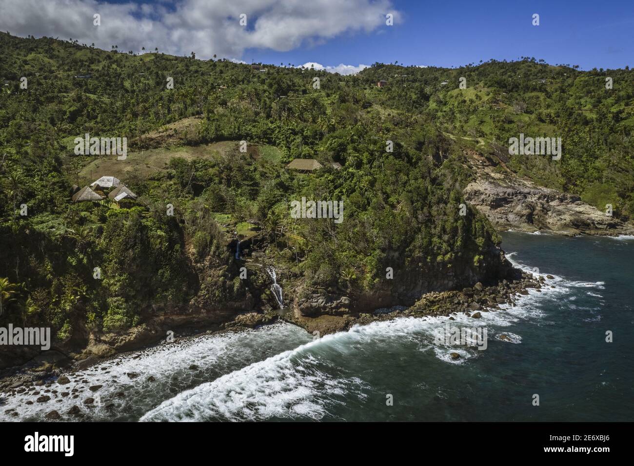 Caraibi, Isola di Dominica, Salibia, territorio di Kalinago, Kalinago Barana Aut? (Il villaggio caraibico sul mare), grande villaggio degli indiani Kalinagos destinato allo sviluppo e alla condivisione delle loro attività tradizionali (vista aerea) Foto Stock