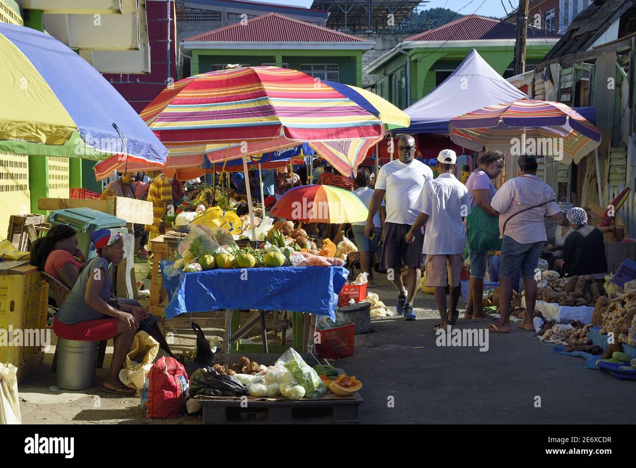 Caraibi, Isola Dominica, la capitale Roseau, frutta e verdura vendita bancarelle vicino al mercato centrale Foto Stock