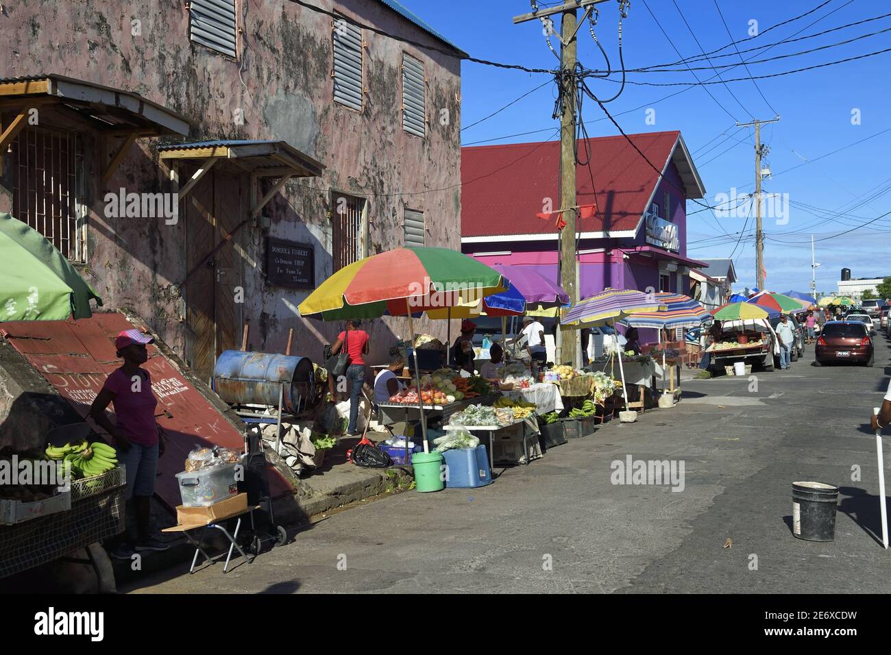 Caraibi, Isola Dominica, la capitale Roseau, frutta e verdura vendita bancarelle vicino al mercato centrale Foto Stock