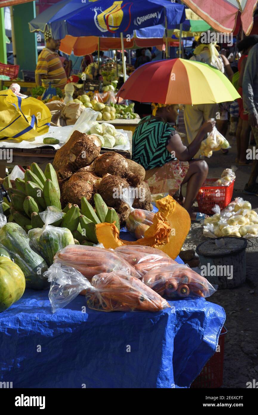 Caraibi, Isola Dominica, la capitale Roseau, frutta e verdura vendita bancarelle vicino al mercato centrale Foto Stock
