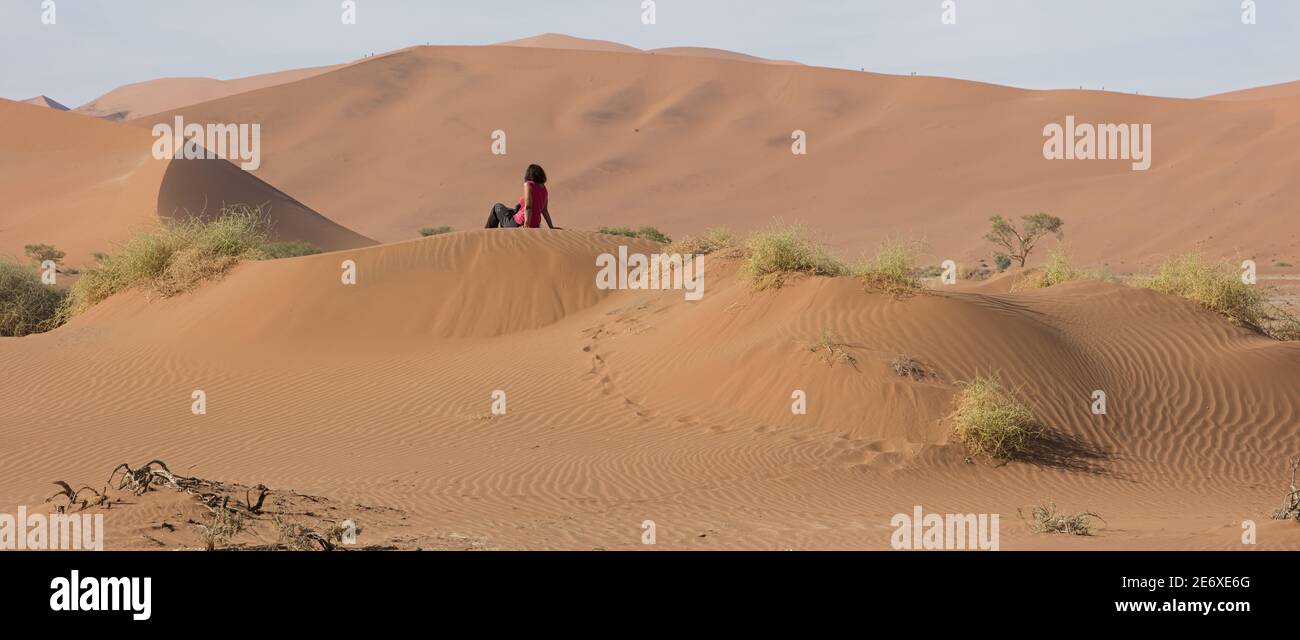 Namibia, deserto del Namib, Sesriem, dune, escursionista Foto Stock