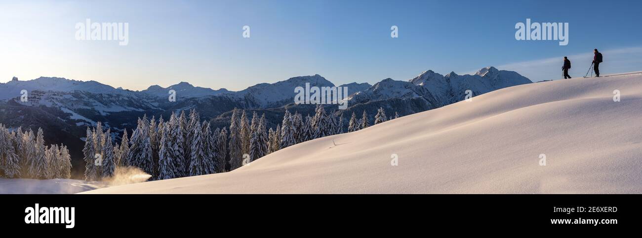 Francia, Savoia, Beaufortain massiccio la località di col des Saisies, un paio di sciatori che contemplano il Beaufortain massiccio dalla cima delle piste di Bisanne Foto Stock