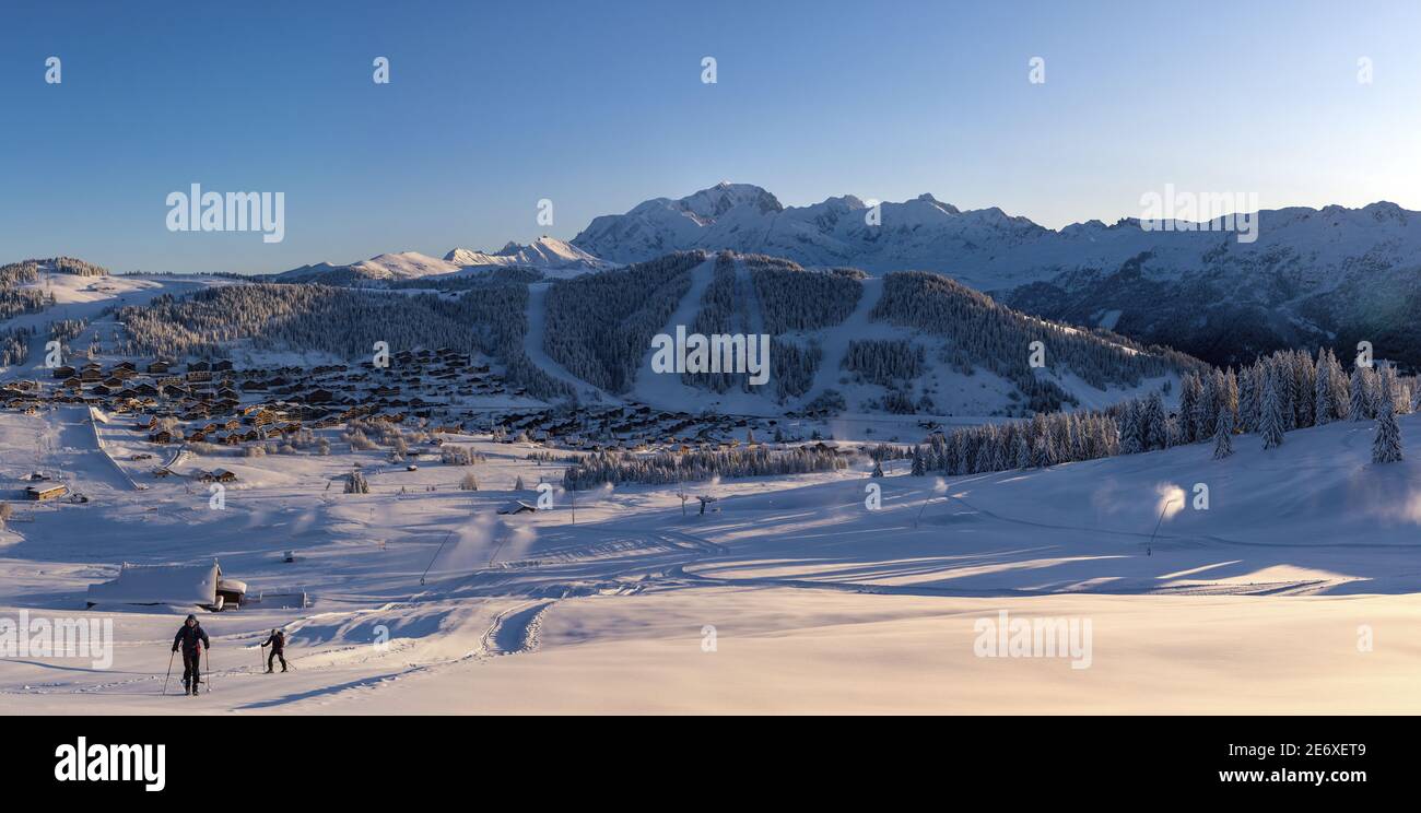 Francia, Savoia, Beaufortain massiccio la località di col des Saisies, un paio di sciatori sciatori in pelle sulla zona sciistica di Bisanne all'alba con il massiccio del Monte Bianco sullo sfondo Foto Stock