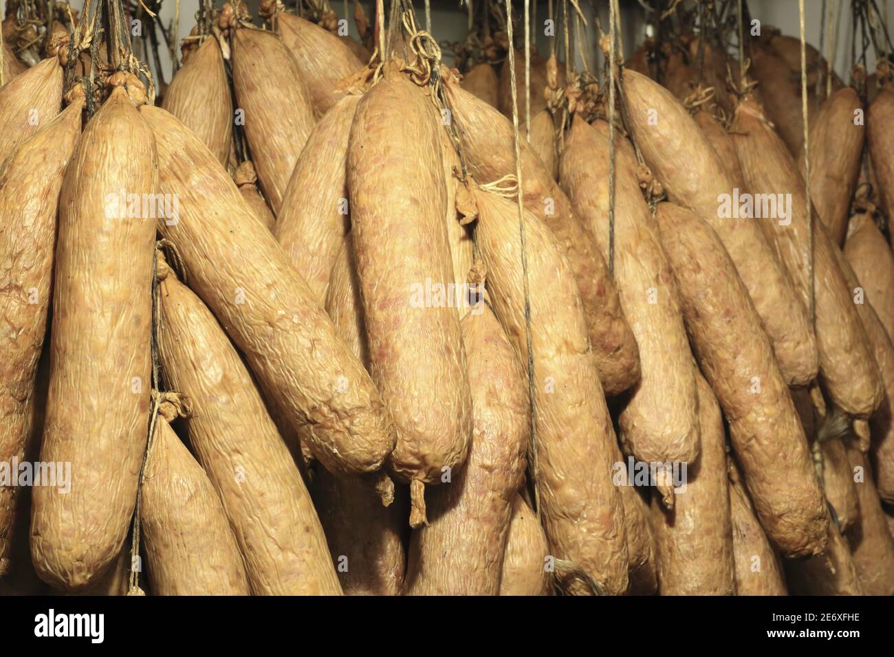 Francia, Vosgi, le Val d'Ajol, macellaio delicatessen Jean Luc Husson, fabbricazione di andouilles reale du Val d'Ajol dopo aver fumato con legno di faggio Foto Stock