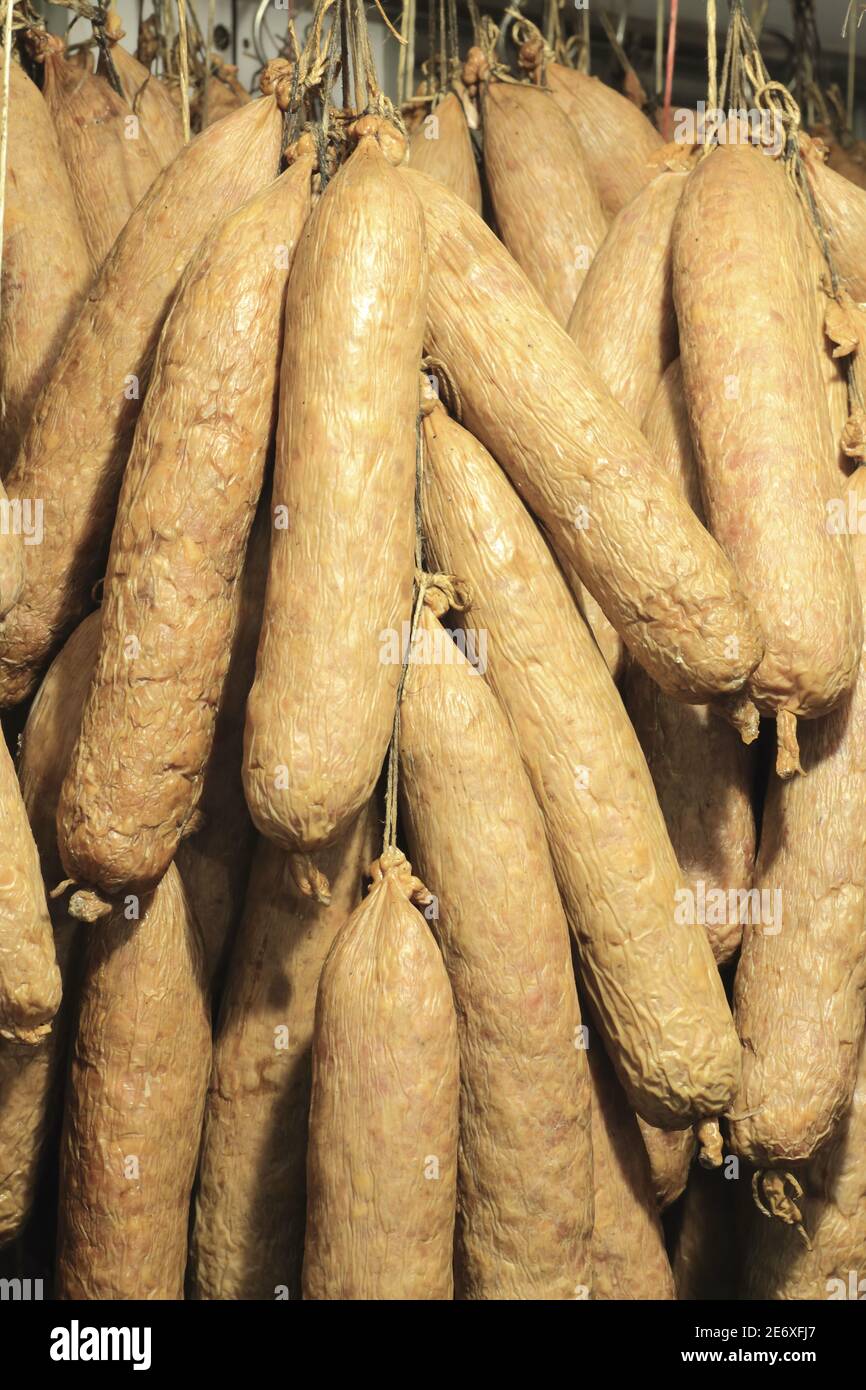 Francia, Vosgi, le Val d'Ajol, macellaio delicatessen Jean Luc Husson, fabbricazione di andouilles reale du Val d'Ajol dopo aver fumato con legno di faggio Foto Stock