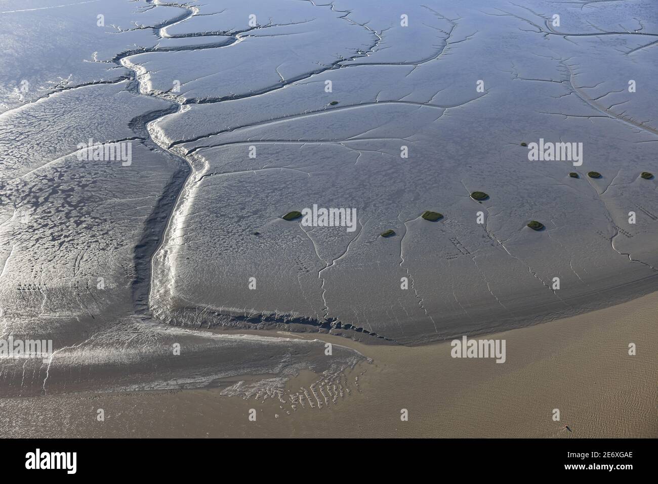Francia, Vendee, la Faute sur Mer, fango nell'estuario del fiume Lay a bassa marea (vista aerea) Foto Stock