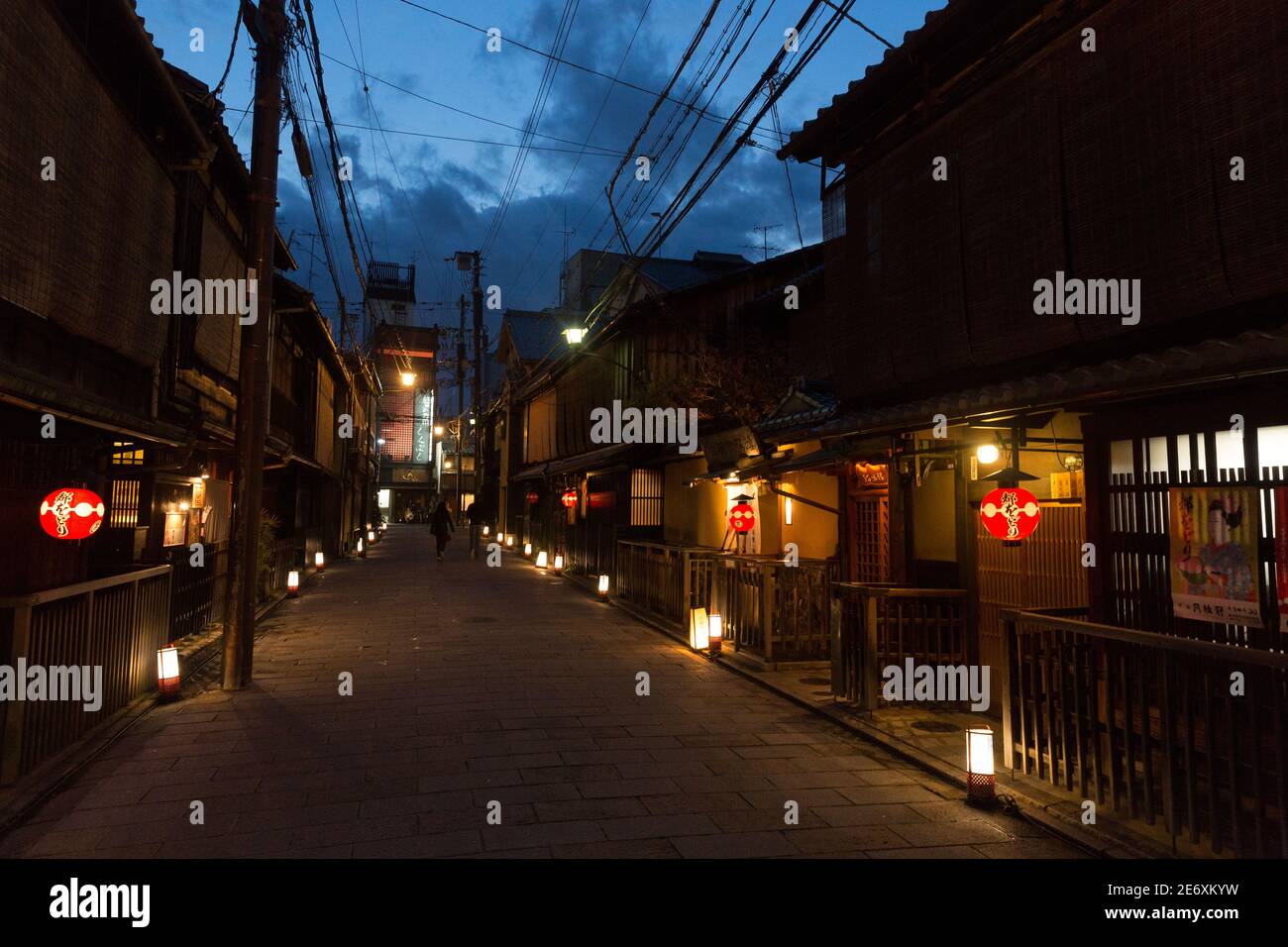 Via Shinbashi Dori nel distretto di Gion fiancheggiata da vecchie case da tè E tradizionali edifici giapponesi in legno Foto Stock