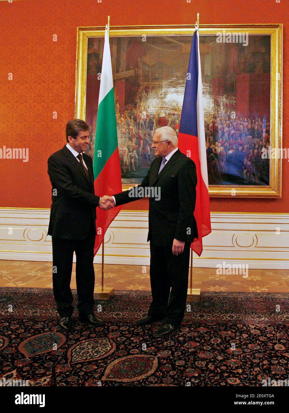 Il presidente della Repubblica ceca Vaclav Klaus (R) dà il benvenuto al presidente della Bulgaria Georgi Parvanov al castello di Praga il 18 marzo 2009. REUTERS/Petr Josek (POLITICA DELLA REPUBBLICA CECA) Foto Stock