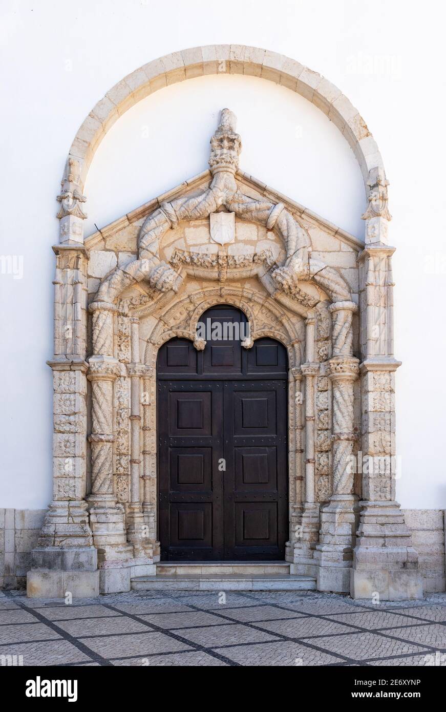 Portale manuelino della facciata laterale sinistra della Chiesa di São Julião a Setúbal, Portogallo. Foto Stock