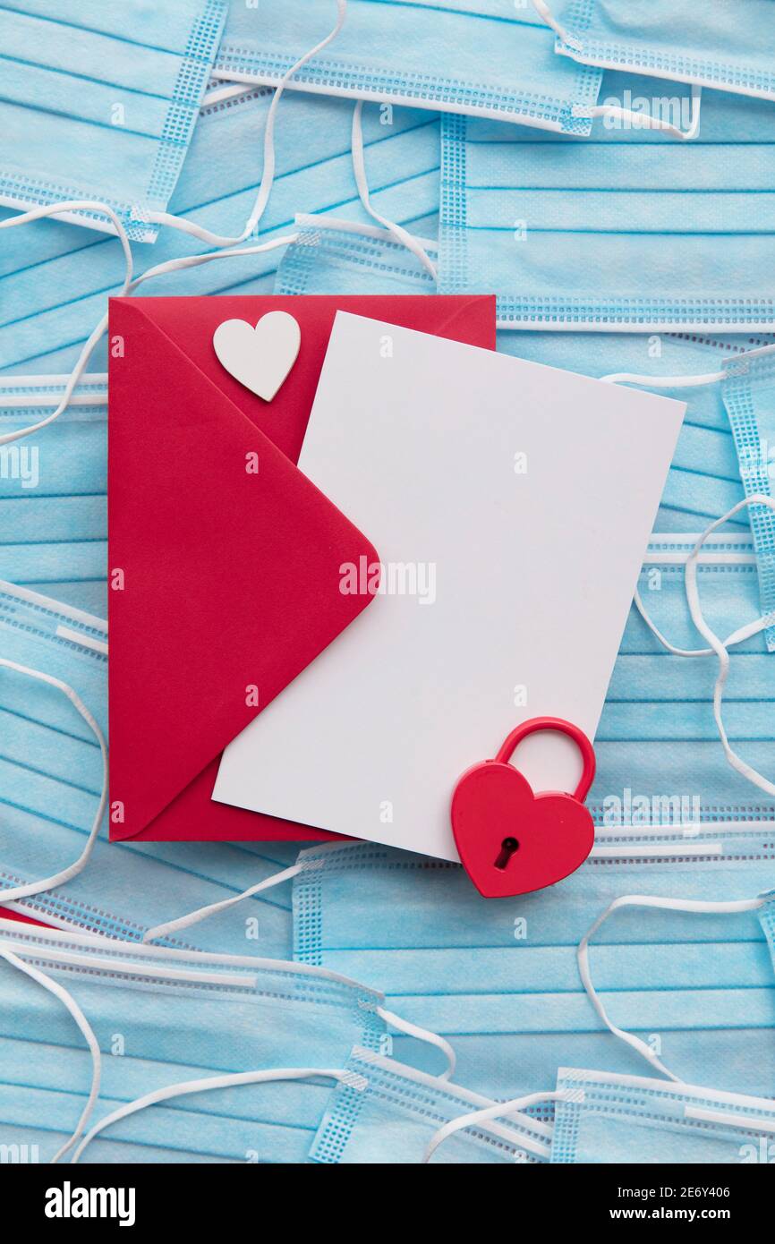 San Valentino bianco lettera d'amore sulle maschere del virus covid Foto Stock