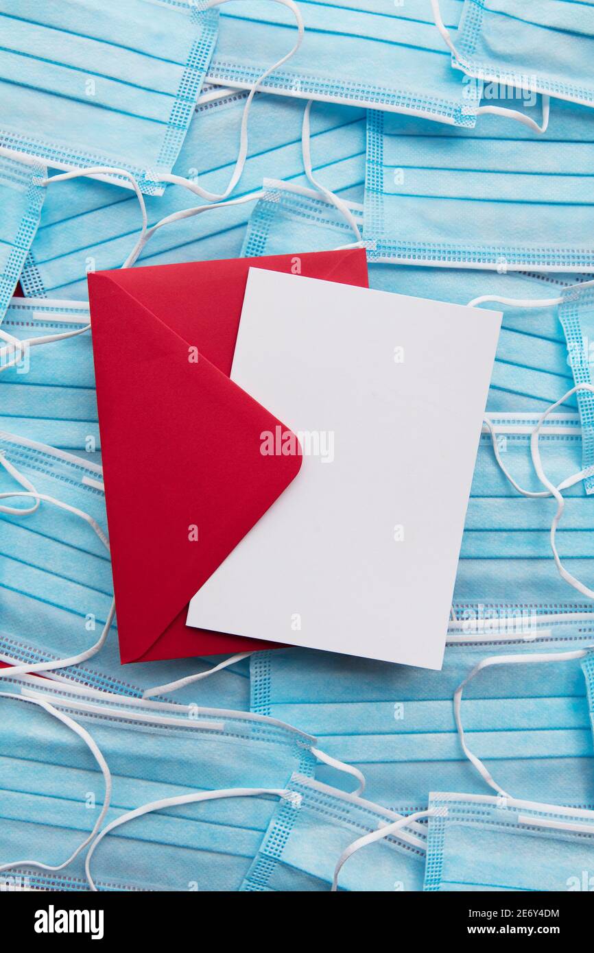 San Valentino bianco lettera d'amore sulle maschere del virus covid Foto Stock