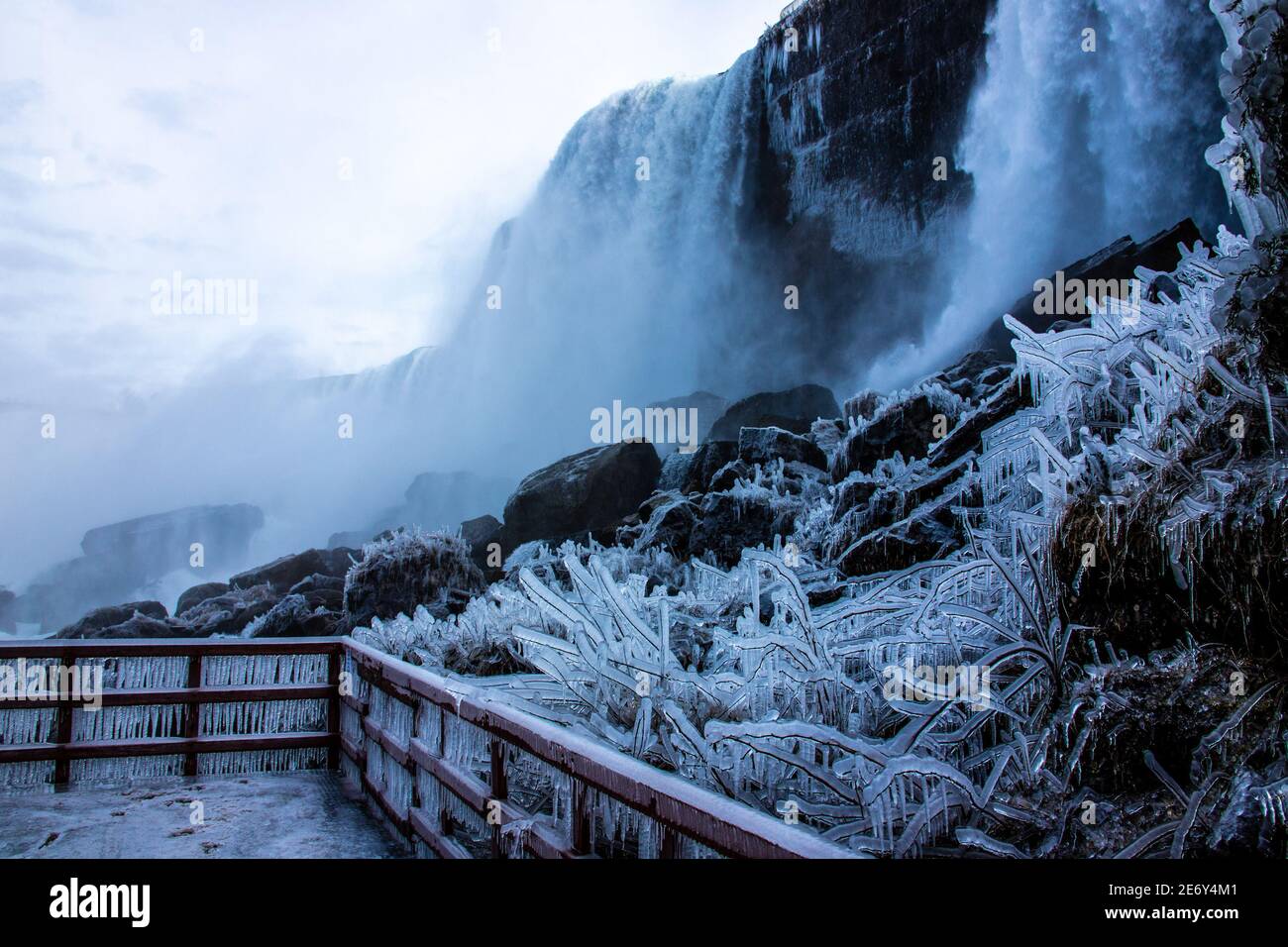American Falls, Cave of the Winds in inverno, Niagara Falls, NY, USA Foto Stock