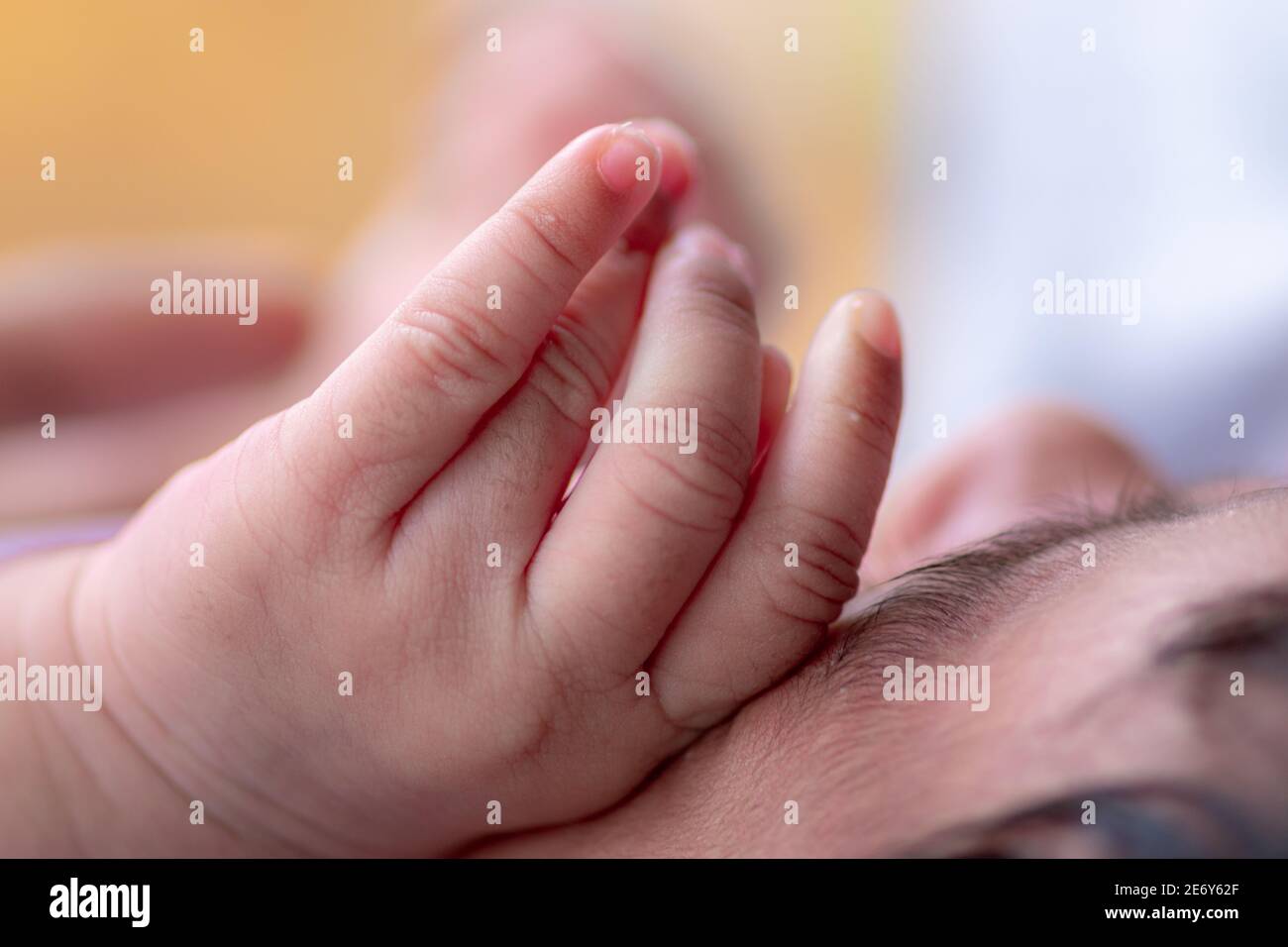 Tre settimane di età adorabile bambino mano sulla sua faccia, dormire cute piccolo Sri Lanka bambino vicino mano e dita. Foto Stock