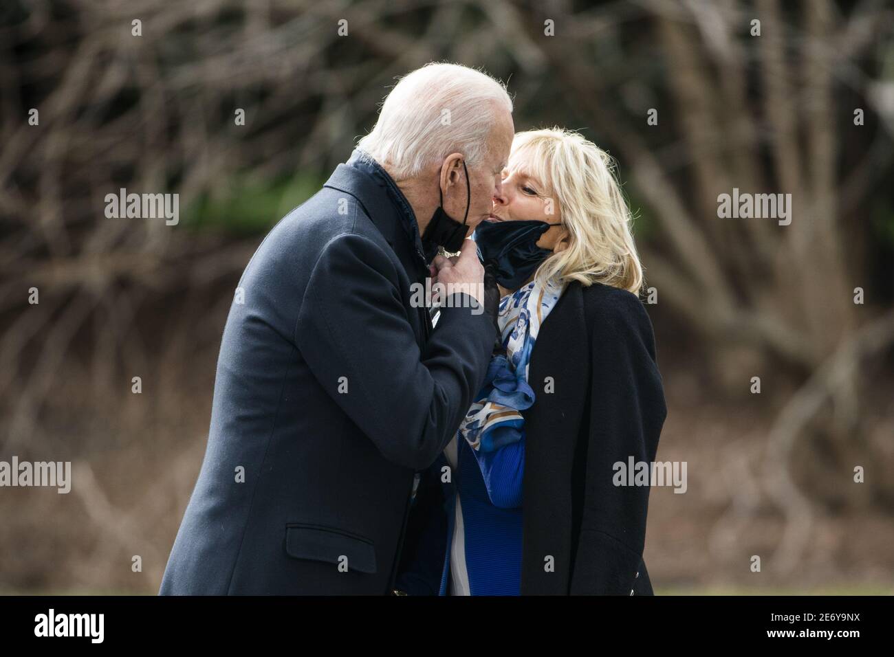 Washington, Stati Uniti. 29 gennaio 2021. La prima Signora Jill Biden (R) bacia il presidente americano Joe Biden (L) Arrivederci mentre lascia la Casa Bianca per una breve visita con i veterani feriti al Centro medico Walter Reed a Washington, DC il 29 gennaio 2021. Foto di Jim lo Scalzo/UPI Credit: UPI/Alamy Live News Foto Stock