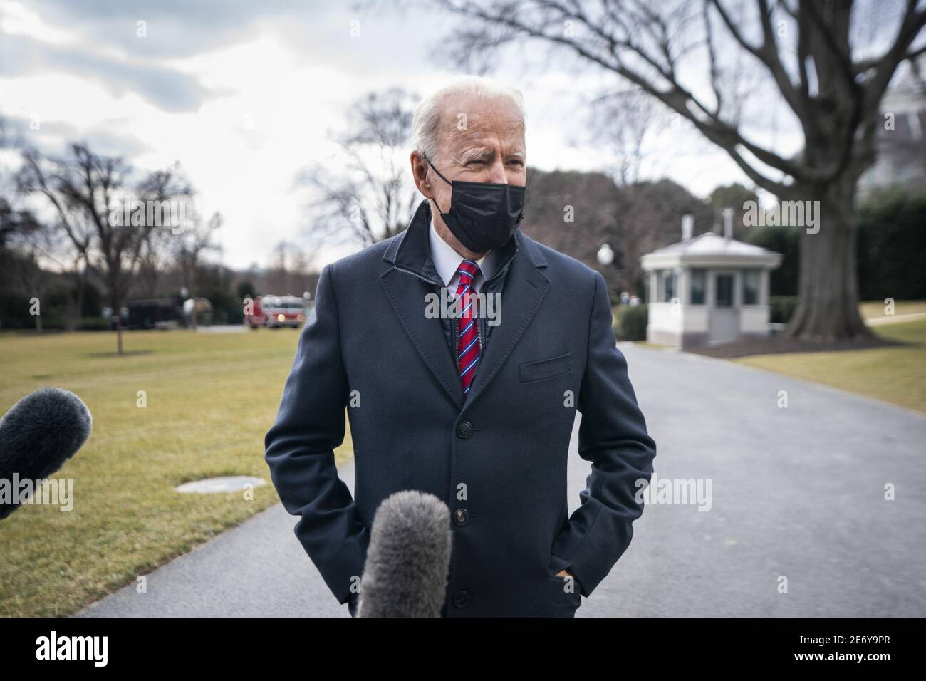 Washington, Stati Uniti. 29 gennaio 2021. Il presidente AMERICANO Joe Biden parla brevemente ai media prima di lasciare la Casa Bianca per una breve visita con i veterani feriti al Walter Reed Medical Center di Washington, DC, il 29 gennaio 2021. Foto di Jim lo Scalzo/UPI Credit: UPI/Alamy Live News Foto Stock