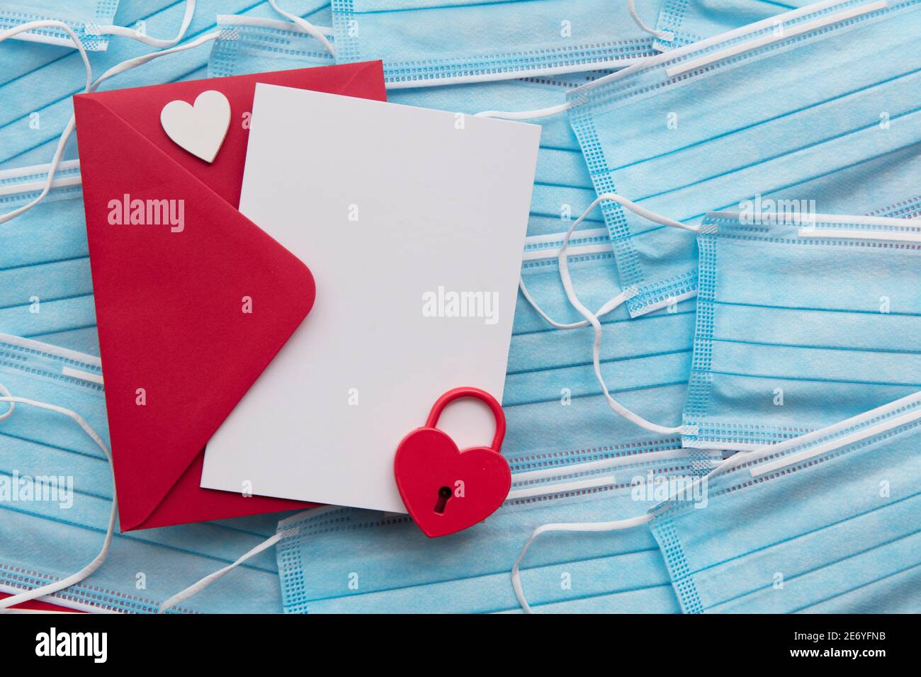 San Valentino bianco lettera d'amore sulle maschere del virus covid Foto Stock