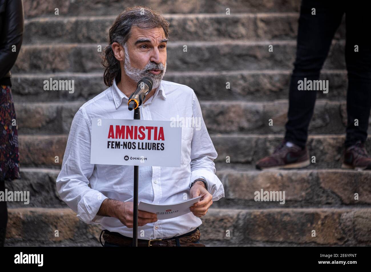 Jordi Cuixart, presidente di Omnium, parla durante il rally alla Plaza de Rei accompagnato da attivisti dell'indipendenza perseguiti dai tribunali per la loro attività politica. Dopo aver lasciato il carcere questa mattina, quando ha raggiunto il terzo grado, Jordi Cuixart, presidente di Òmnium, Ha tenuto il suo primo raduno politico in difesa dell'indipendenza della Catalogna nel mezzo della campagna elettorale per il governo della Catalogna 14F. Foto Stock