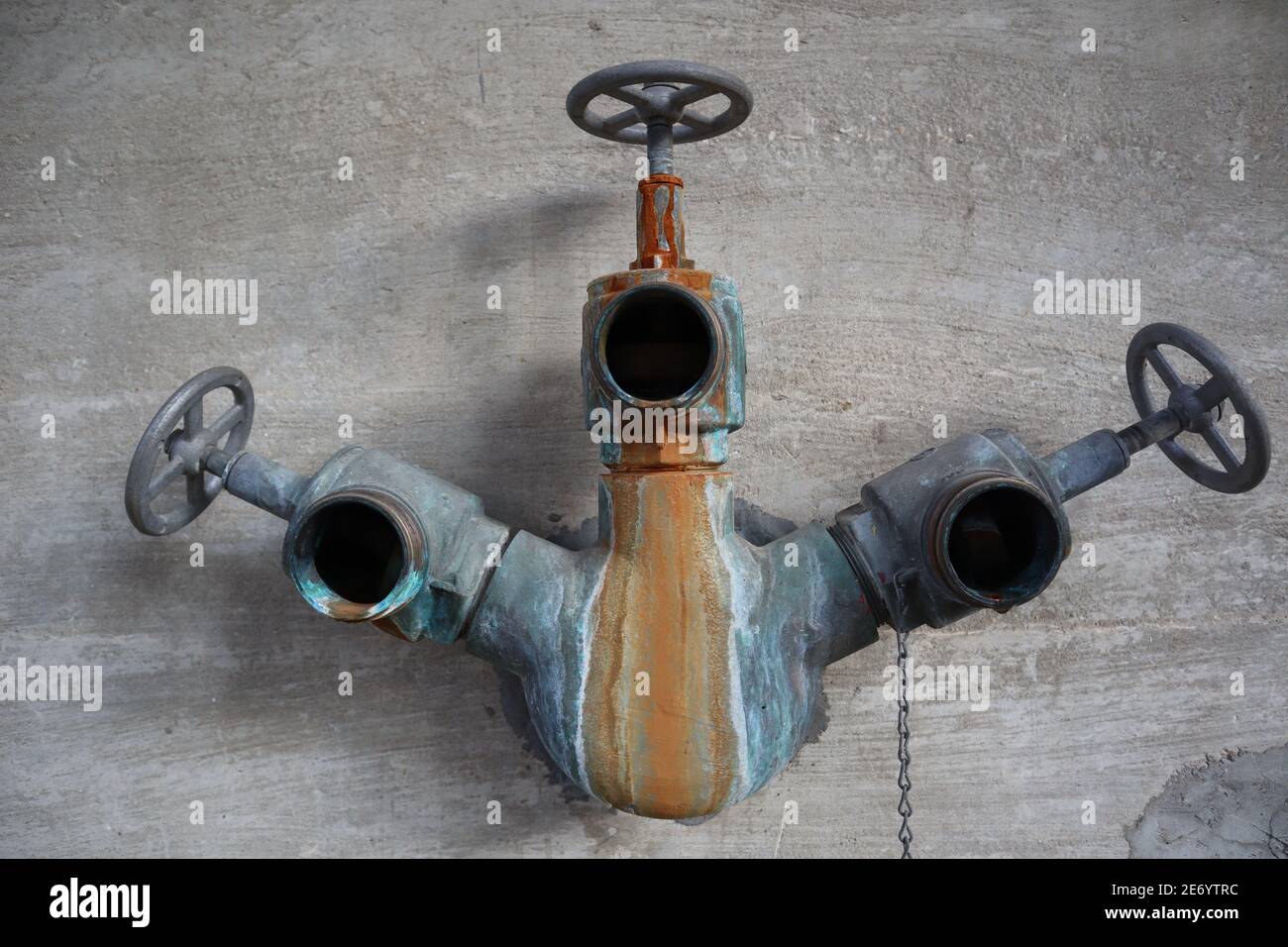 Tubi d'acqua rustici con ruggine e gocciolamento di residui da multi-testa beccucci Foto Stock