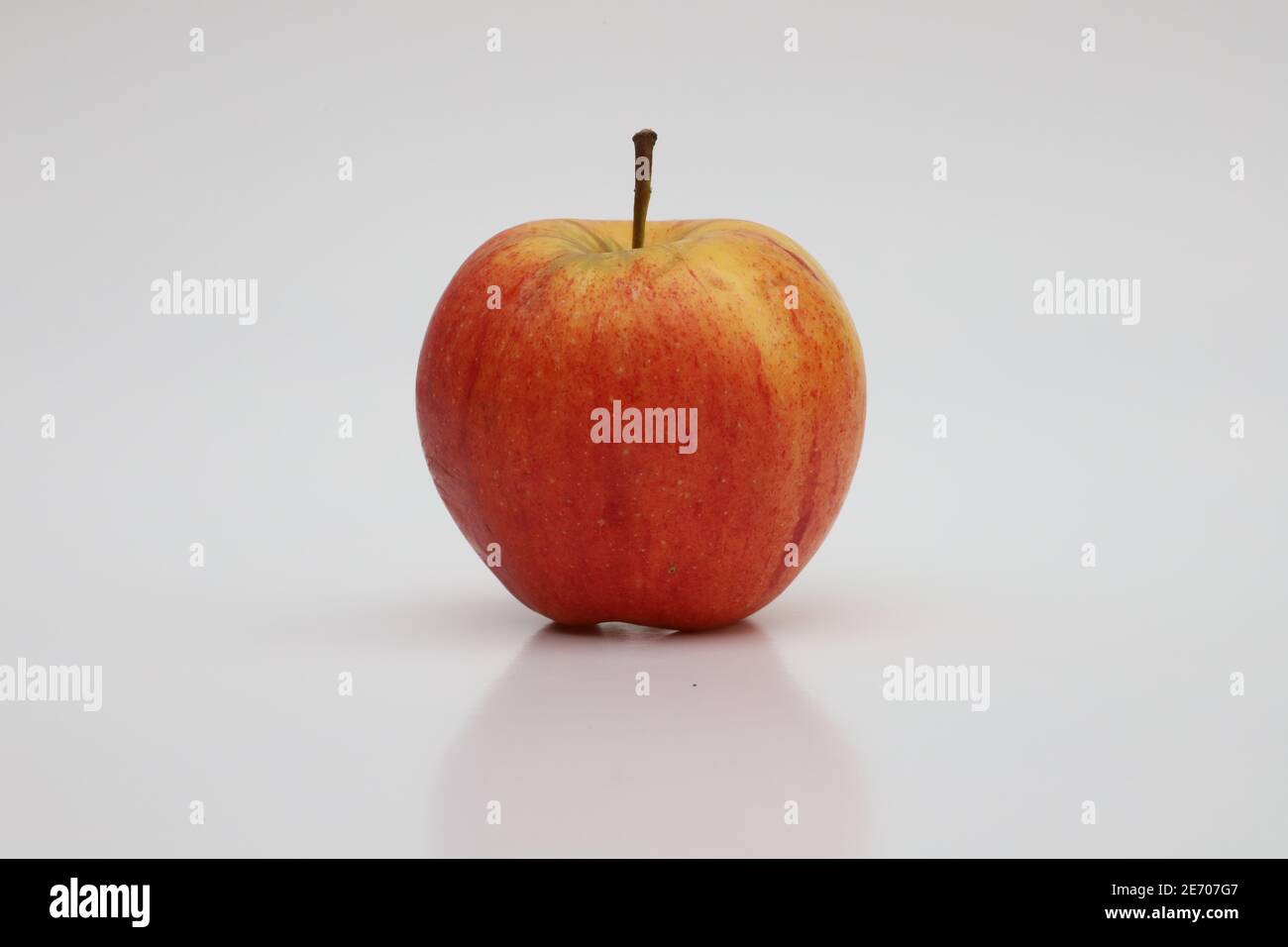 Apple rosso su sfondo bianco Foto Stock