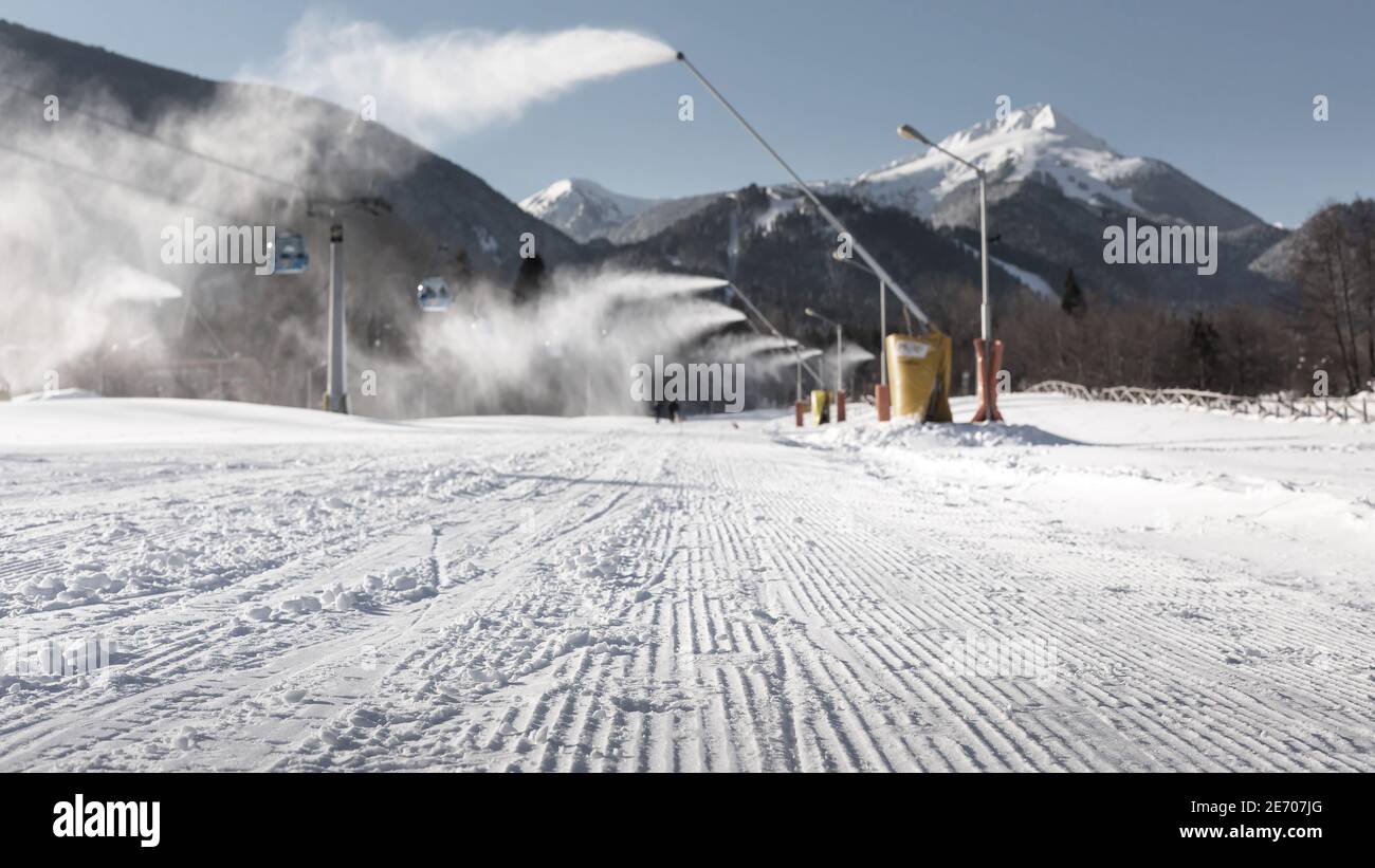 Bansko, Bulgaria prospettiva di piste da sci appena curate e di montagna sfocata picco Foto Stock
