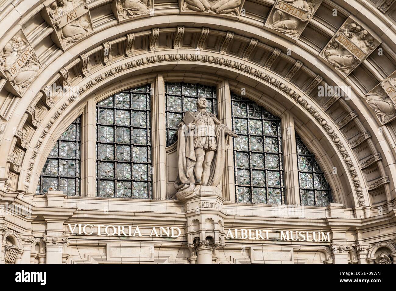 Statua del Principe Alberto sopra l'ingresso al Victoria and Albert Museum, Londra, Inghilterra, Regno Unito Foto Stock