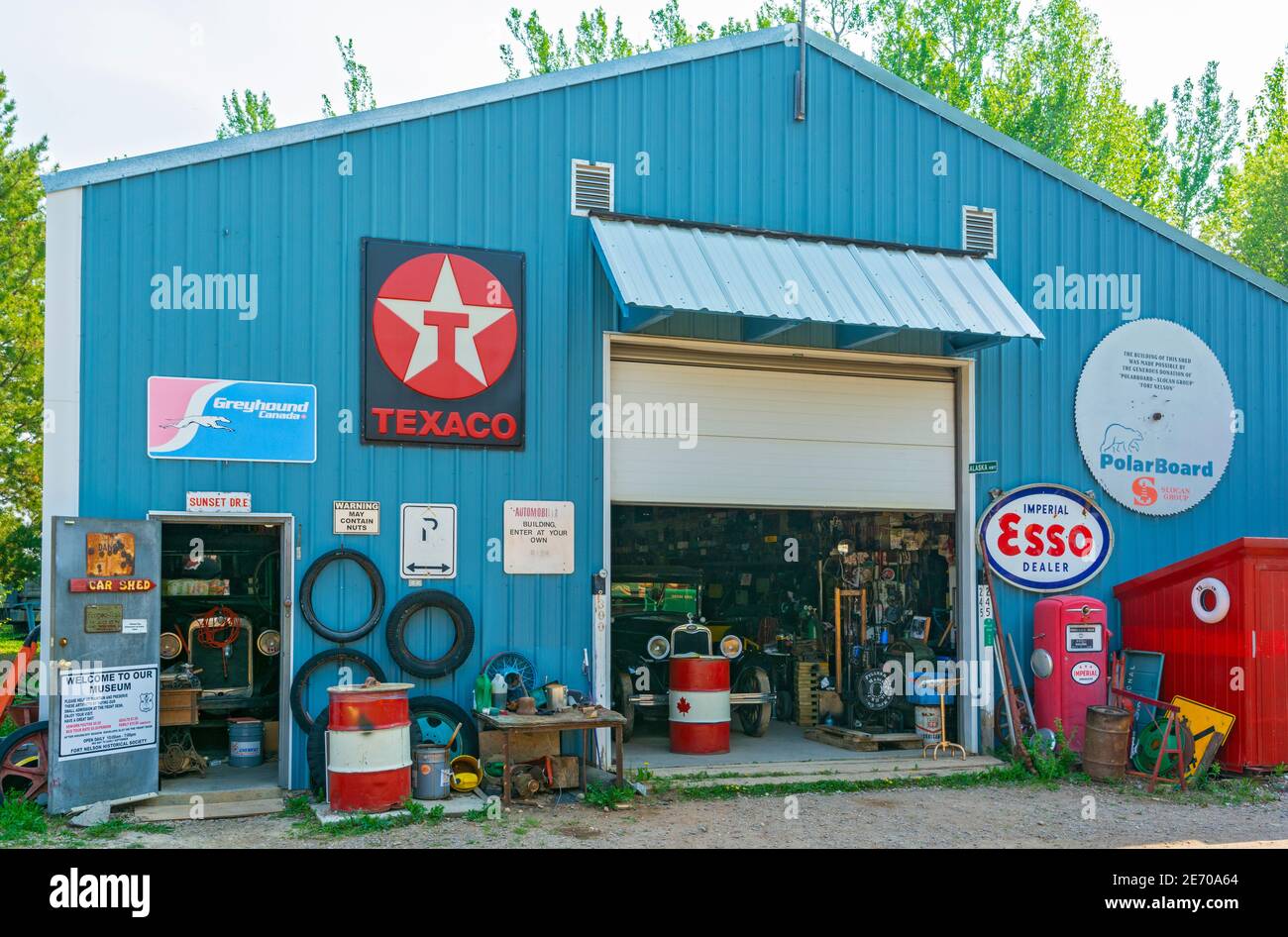 Canada, British Columbia, Fort Nelson Heritage Museum, veicoli, attrezzature tra cui oggetti utilizzati per costruire l'Alaska Highway, capannone auto Foto Stock