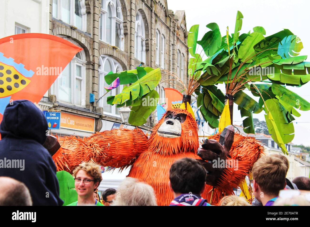 Un burattino orangutano nella sfilata del Mazey Day per Golowan festival a Penzance 2019 Foto Stock