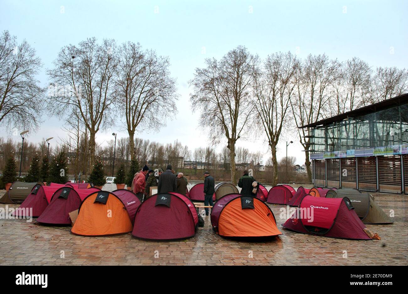 Le case vivono in tende installate vicino alla banchina della Loira ad Orleans, in Francia, il 30 dicembre 2006. L'associazione francese Enfants de Don Quichotte richiama l'attenzione sulla necessità di soluzioni di alloggio a lungo termine per i senzatetto della Francia. Foto di Jules Motte/ABACAPRESS.COM Foto Stock