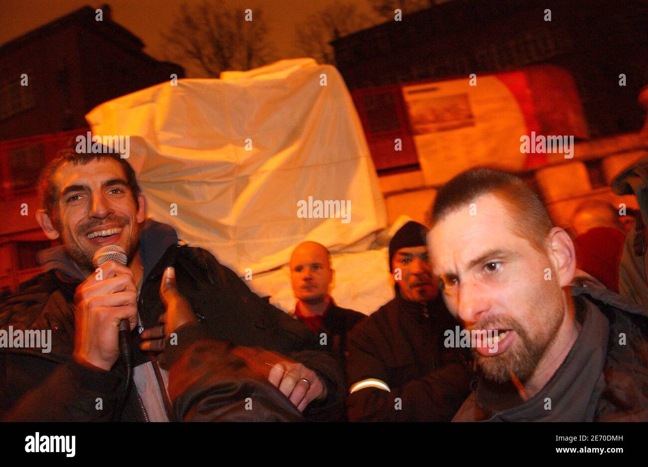 Il leader dell'associazione "Enfants de Don Quichotte" Augustin Legrand trascorre la serata di Capodanno con le omelesse a Parigi, in Francia, il 31 dicembre 2006. L'associazione francese (Children of Don Quichotte) richiama l'attenzione sulla necessità di soluzioni di alloggio a lungo termine per i senzatetto della Francia. Foto di Jules Motte/ABACAPRESS.COM Foto Stock