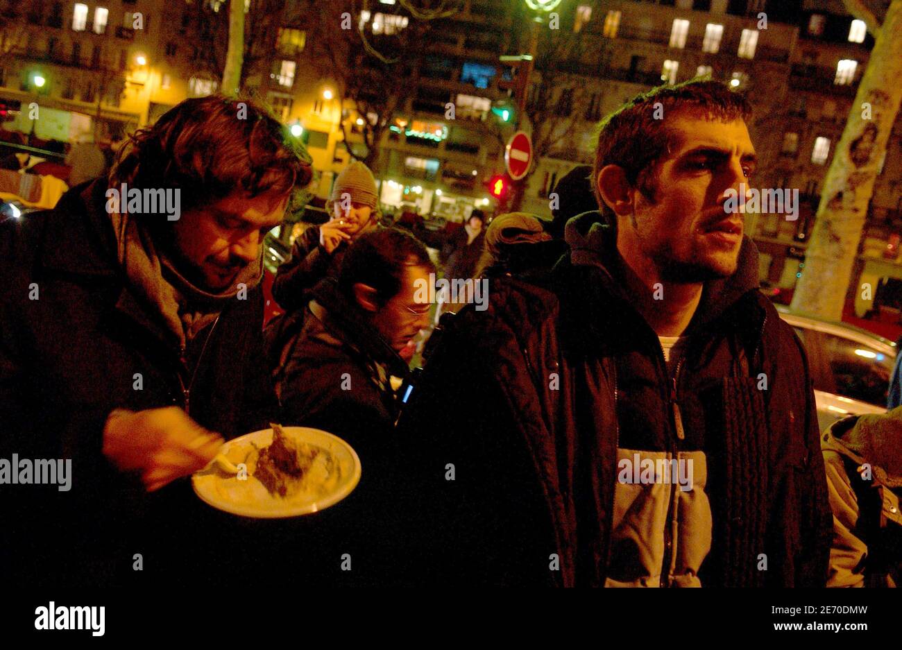 Il leader dell'associazione "Enfants de Don Quichotte" Augustin Legrand (R) con il fratello Jean-Baptiste (L) trascorrerà la serata di Capodanno con le sue omelesse a Parigi, in Francia, il 31 dicembre 2006. L'associazione francese (Children of Don Quichotte) richiama l'attenzione sulla necessità di soluzioni di alloggio a lungo termine per i senzatetto della Francia. Foto di Jules Motte/ABACAPRESS.COM Foto Stock