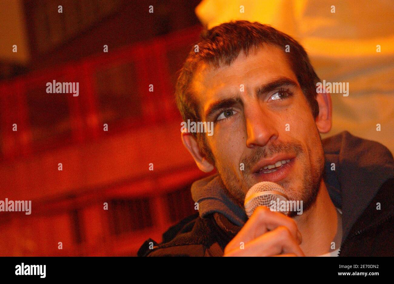 Il leader dell'associazione "Enfants de Don Quichotte" Augustin Legrand trascorre la serata di Capodanno con le omelesse a Parigi, in Francia, il 31 dicembre 2006. L'associazione francese (Children of Don Quichotte) richiama l'attenzione sulla necessità di soluzioni di alloggio a lungo termine per i senzatetto della Francia. Foto di Jules Motte/ABACAPRESS.COM Foto Stock