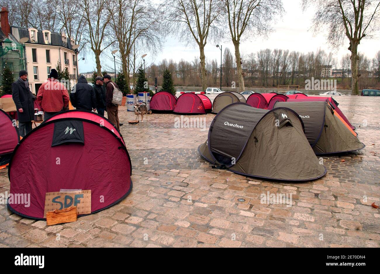 Le case vivono in tende installate vicino alla banchina della Loira ad Orleans, in Francia, il 30 dicembre 2006. L'associazione francese Enfants de Don Quichotte richiama l'attenzione sulla necessità di soluzioni di alloggio a lungo termine per i senzatetto della Francia. Foto di Jules Motte/ABACAPRESS.COM Foto Stock