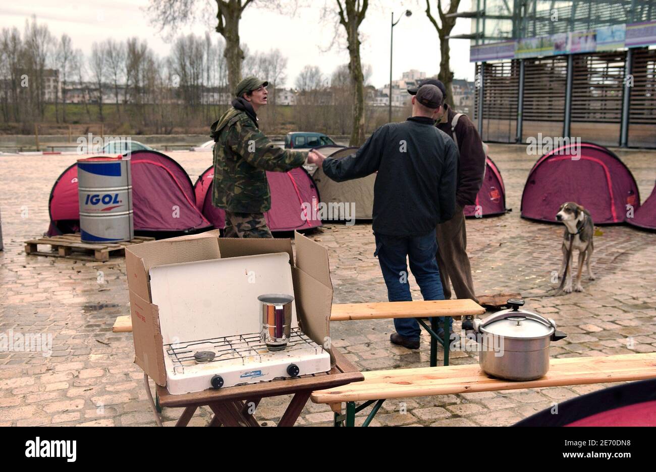 Le case vivono in tende installate vicino alla banchina della Loira ad Orleans, in Francia, il 30 dicembre 2006. L'associazione francese Enfants de Don Quichotte richiama l'attenzione sulla necessità di soluzioni di alloggio a lungo termine per i senzatetto della Francia. Foto di Jules Motte/ABACAPRESS.COM Foto Stock