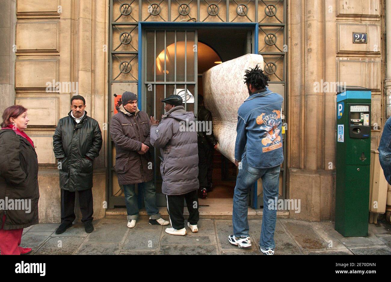 Le famiglie senza tetto si trovano in un edificio vuoto vicino alla ex borsa di Parigi, il 2 gennaio 2007. In associazione con IL DAL (Droit Au Logement), diritto di alloggio, intendono rimanere qui fino al loro rehousing. Il presidente Jacques Chirac nel suo tradizionale discorso di fine anno alla nazione ha detto che tutti in Francia dovrebbero avere il diritto di alloggio e ha esortato il suo governo a fare di più in questo campo. Foto di Jules Motte/ABACAPRESS.COM Foto Stock