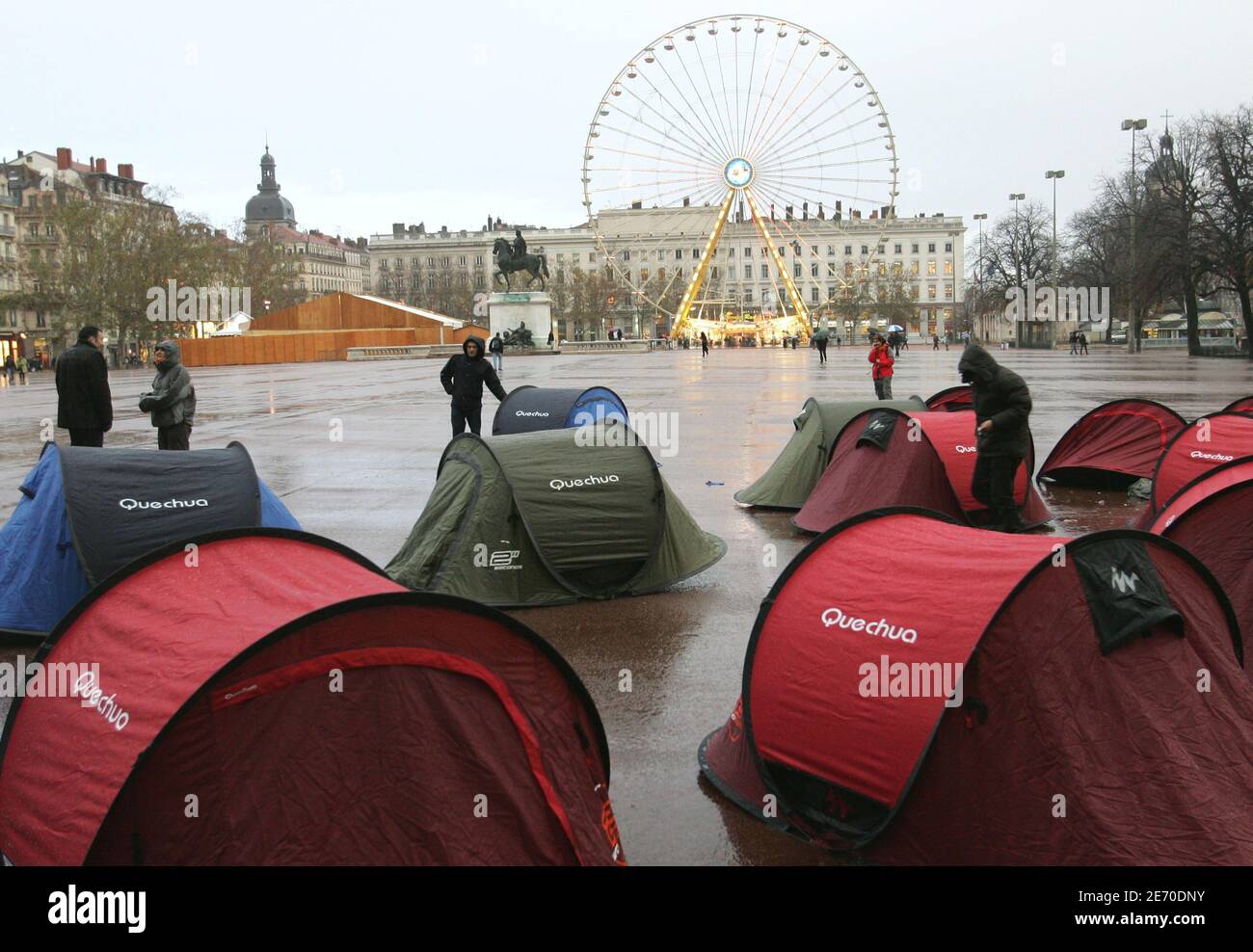 Le Homelesse vivono nelle tende installate Place Bellecour a Lione, Francia, il 2 gennaio 2007. L'associazione francese Enfants de Don Quichotte richiama l'attenzione sulla necessità di soluzioni di alloggio a lungo termine per i senzatetto della Francia. Foto di Vincent Dargent/ABACAPRESS.COM Foto Stock