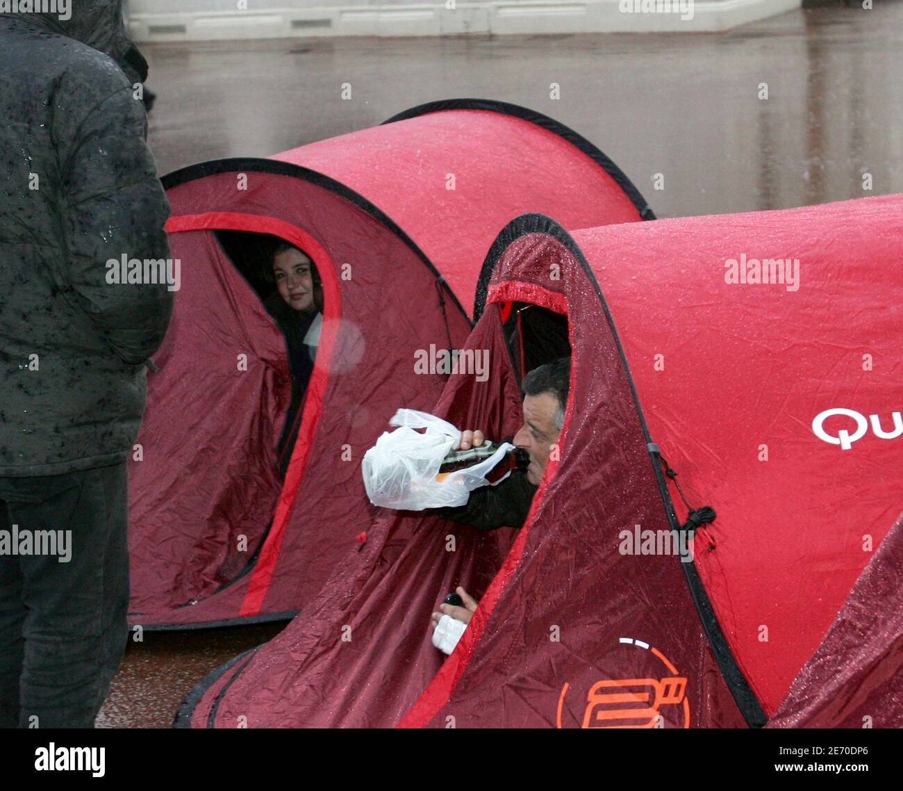 Le Homelesse vivono nelle tende installate Place Bellecour a Lione, Francia, il 2 gennaio 2007. L'associazione francese Enfants de Don Quichotte richiama l'attenzione sulla necessità di soluzioni di alloggio a lungo termine per i senzatetto della Francia. Foto di Vincent Dargent/ABACAPRESS.COM Foto Stock
