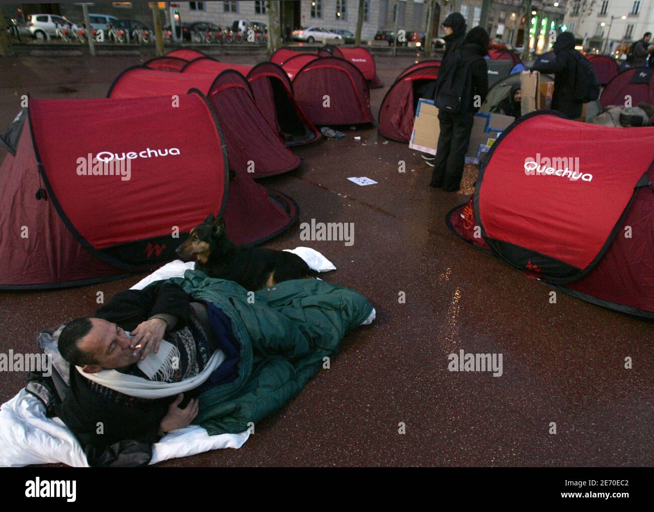Le Homelesse vivono nelle tende installate Place Bellecour a Lione, Francia, il 2 gennaio 2007. L'associazione francese Enfants de Don Quichotte richiama l'attenzione sulla necessità di soluzioni di alloggio a lungo termine per i senzatetto della Francia. Foto di Vincent Dargent/ABACAPRESS.COM Foto Stock Le Homelesse vivono nelle tende installate Place Bellecour a Lione, Francia, il 2 gennaio 2007. L'associazione francese Enfants de Don Quichotte richiama l'attenzione sulla necessità di soluzioni di alloggio a lungo termine per i senzatetto della Francia. Foto di Vincent Dargent/ABACAPRESS.COM Foto Stock