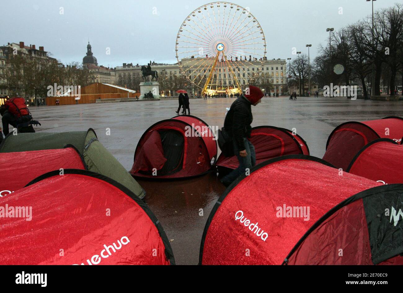 Le Homelesse vivono nelle tende installate Place Bellecour a Lione, Francia, il 2 gennaio 2007. L'associazione francese Enfants de Don Quichotte richiama l'attenzione sulla necessità di soluzioni di alloggio a lungo termine per i senzatetto della Francia. Foto di Vincent Dargent/ABACAPRESS.COM Foto Stock