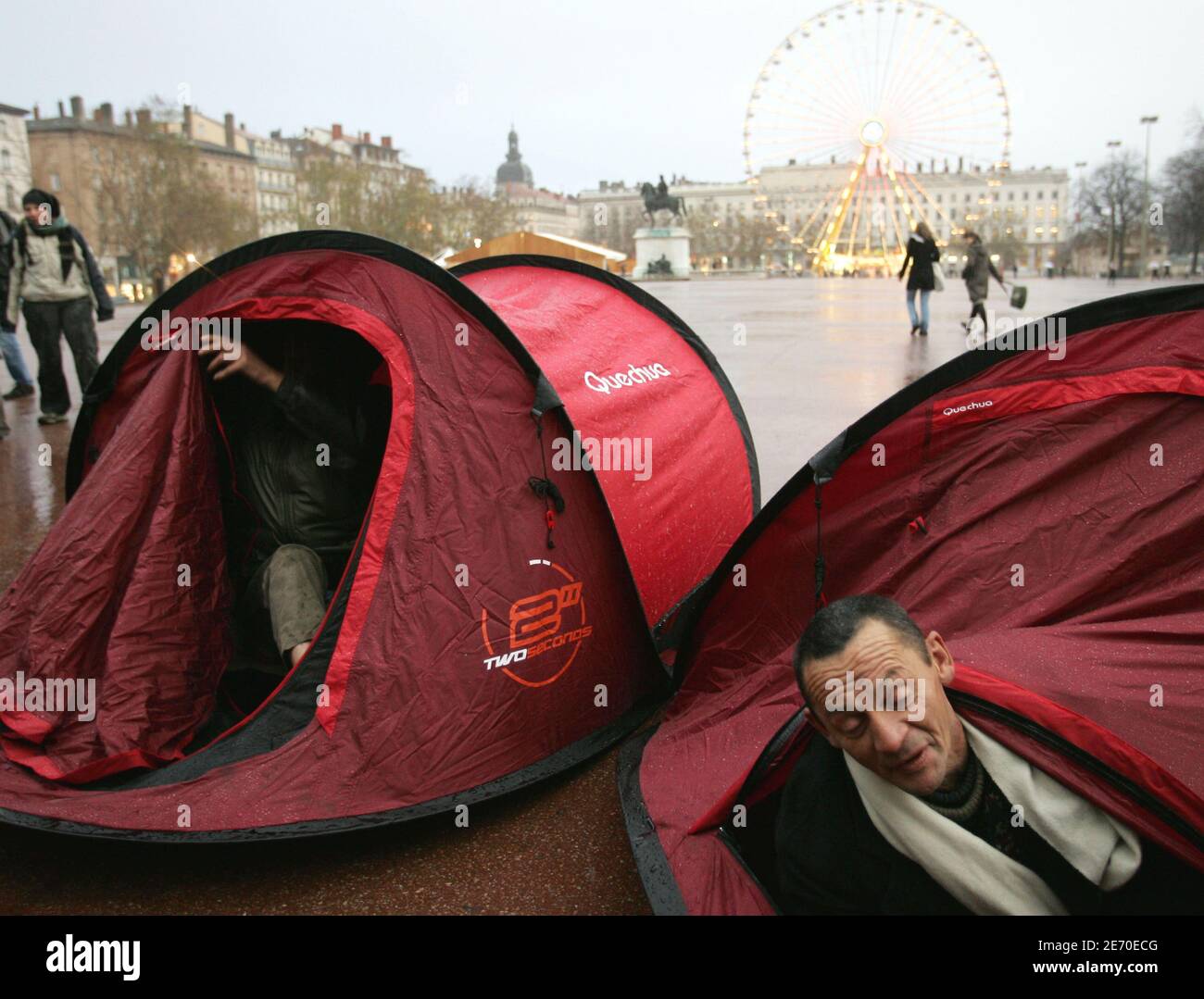 Le Homelesse vivono nelle tende installate Place Bellecour a Lione, Francia, il 2 gennaio 2007. L'associazione francese Enfants de Don Quichotte richiama l'attenzione sulla necessità di soluzioni di alloggio a lungo termine per i senzatetto della Francia. Foto di Vincent Dargent/ABACAPRESS.COM Foto Stock
