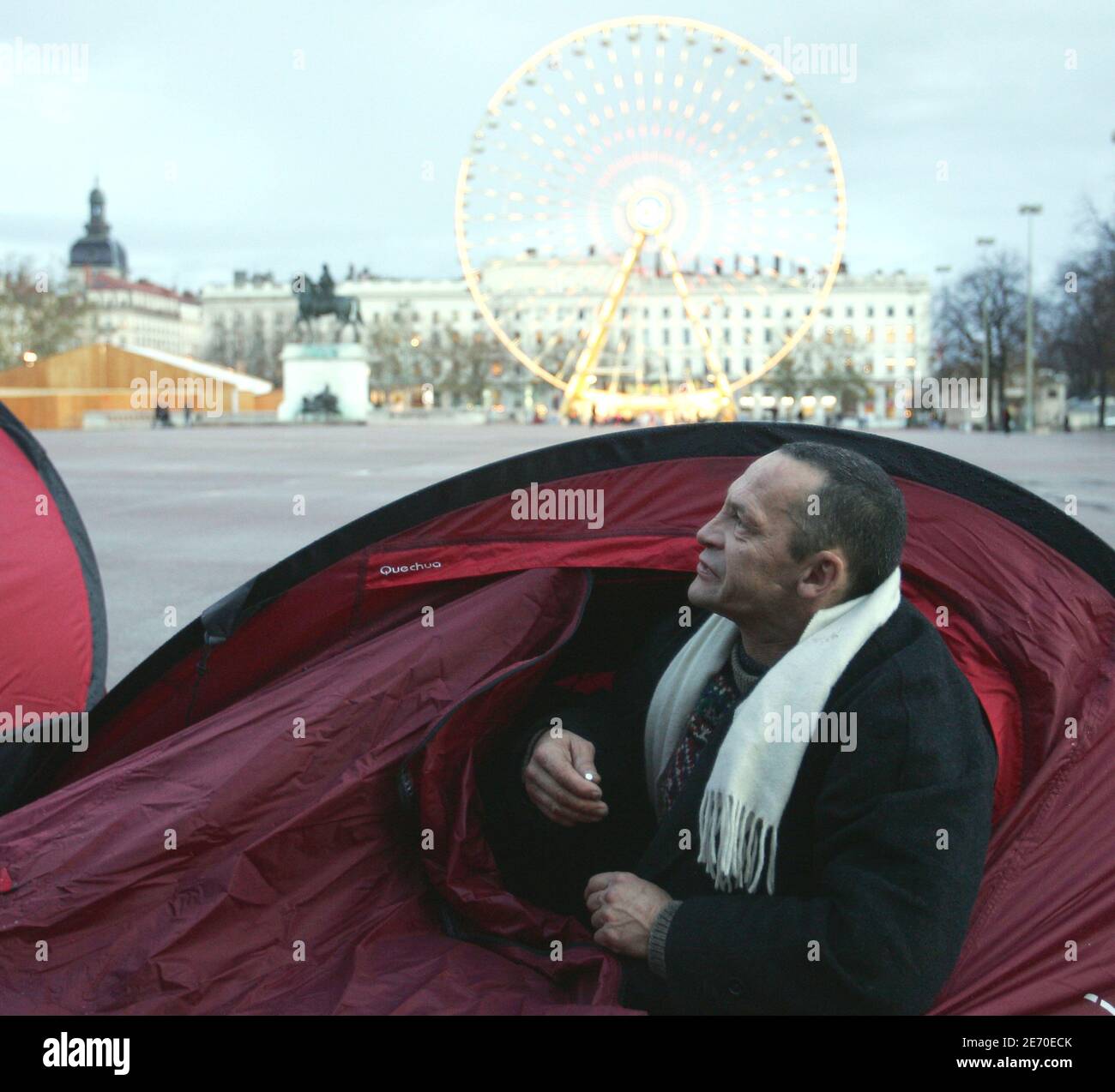 Le Homelesse vivono nelle tende installate Place Bellecour a Lione, Francia, il 2 gennaio 2007. L'associazione francese Enfants de Don Quichotte richiama l'attenzione sulla necessità di soluzioni di alloggio a lungo termine per i senzatetto della Francia. Foto di Vincent Dargent/ABACAPRESS.COM Foto Stock Le Homelesse vivono nelle tende installate Place Bellecour a Lione, Francia, il 2 gennaio 2007. L'associazione francese Enfants de Don Quichotte richiama l'attenzione sulla necessità di soluzioni di alloggio a lungo termine per i senzatetto della Francia. Foto di Vincent Dargent/ABACAPRESS.COM Foto Stock